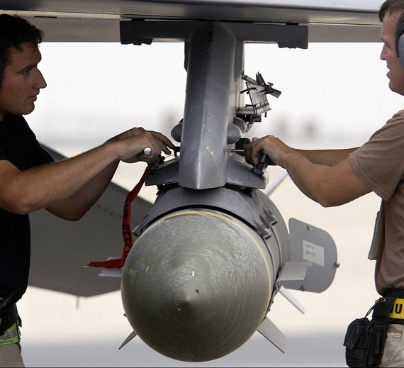 Bom dẫn đường chính xác trang bị cho máy bay chiến đấu Mỹ